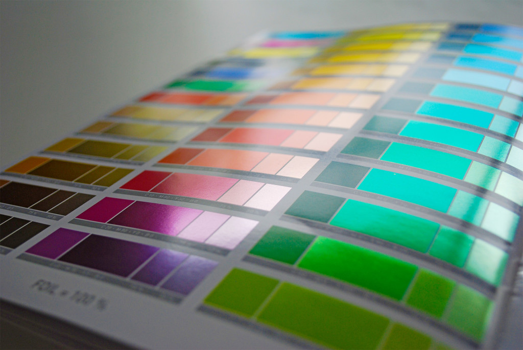 De brochure van Grafische Group Matthys biedt een handige kleurenkaart waarmee je het effect van de folie op je CMYK-tinten kan inschatten.